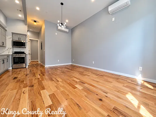 Living room, photo 2
