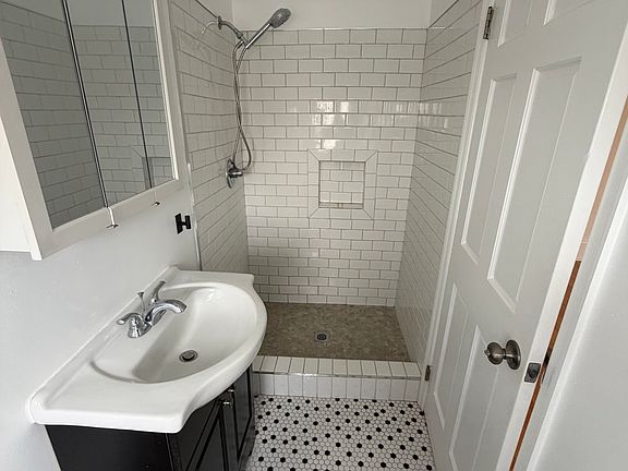 5th image of 2022 Yosemite Dr #1