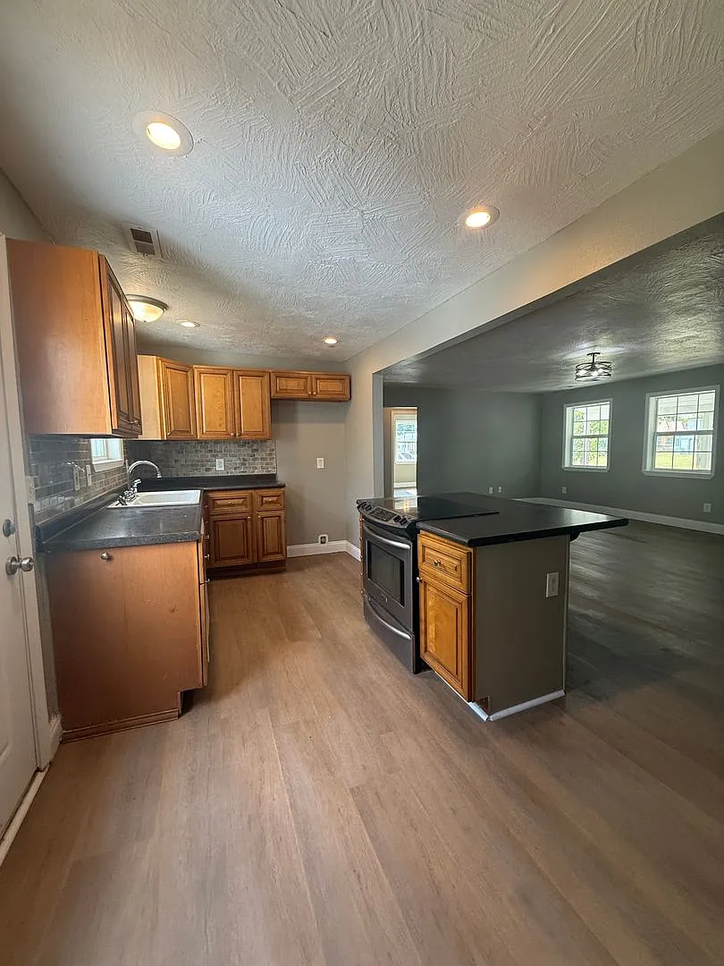 Spacious 3 Bedroom 2 Bathroom Home Available NOW! — Photo 3