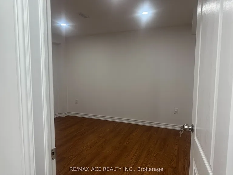 7 Glacier Cres #BASEMENT — Photo 13