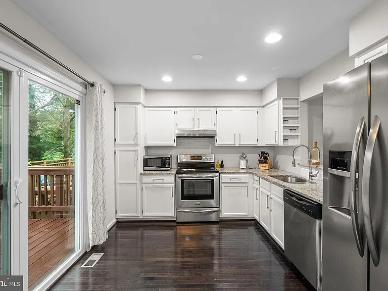 18005 Sunset Lake Ct — Photo 11