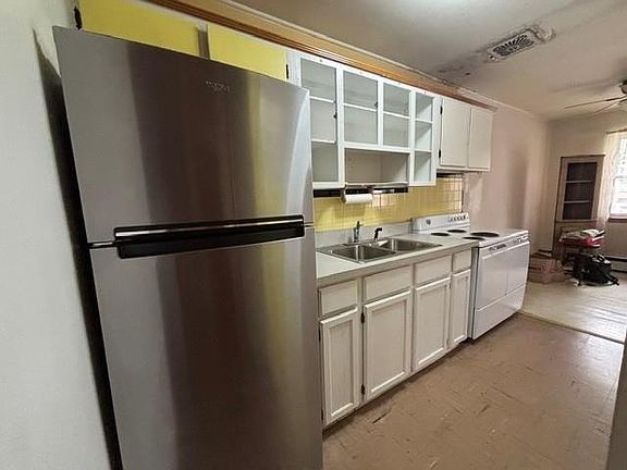 5th image of 658 W Brookdale St