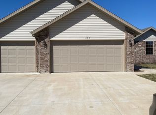 559 E Melton Rd, Ozark, MO 65721