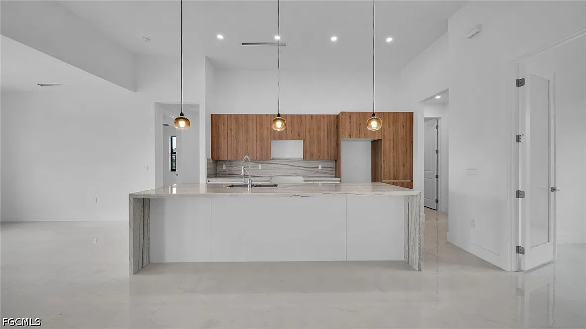 3 bed, 3.0 bath, 1868 sqft, $3,200 — Photo 4