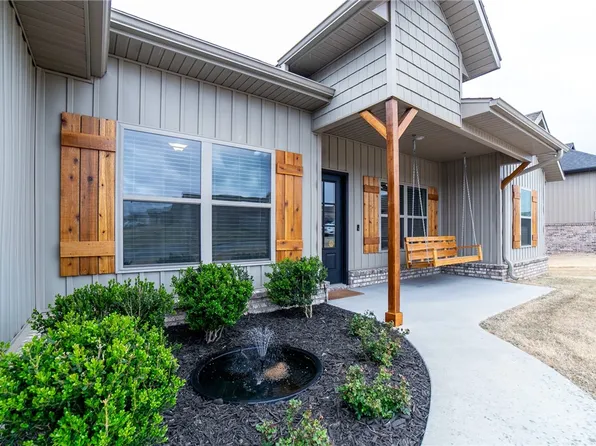 1020 Infantry Ln, Prairie Grove, AR 72753