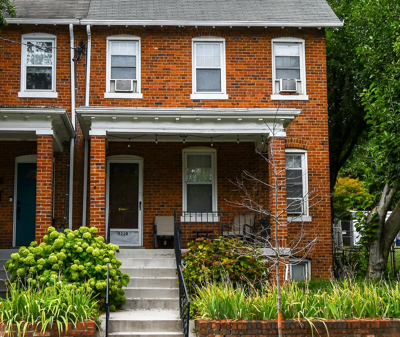 Beautiful three level Townhouse near CUA/Brookland. Private yard with detached garage — Photo 1
