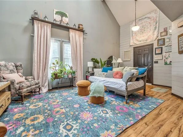 10142 Shearer Rd, Edwardsville, KS 66111