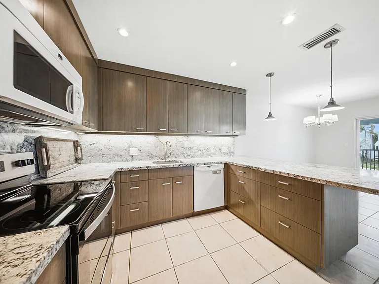 138 N Indies Dr #B — Photo 12