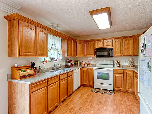 2nd image of 831 Bridle Ct