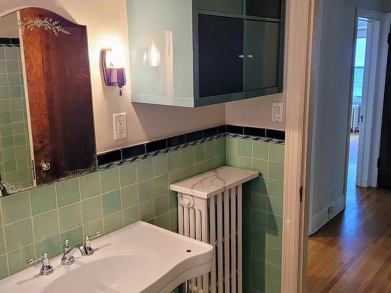 Full bathroom #2