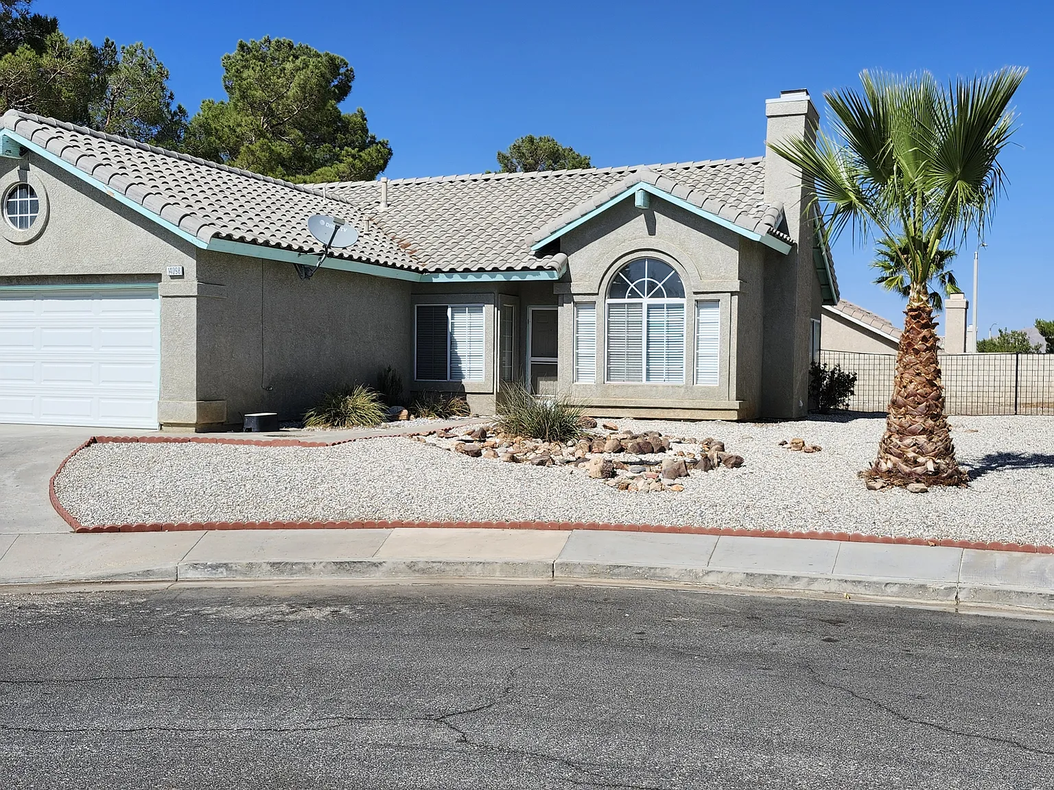 3 bed, 1279 sqft, $2,100 — Photo 2