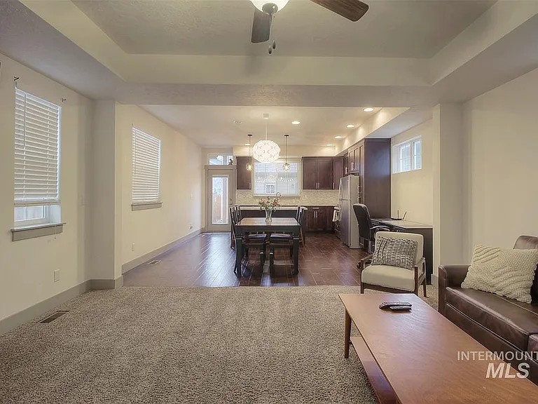 1511 S Division Ave — Photo 4