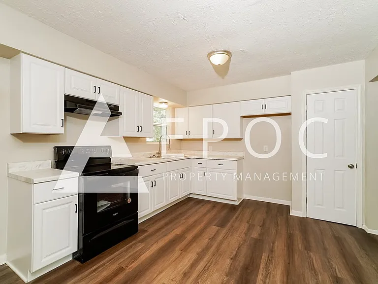 504 Meggs St — Photo 3