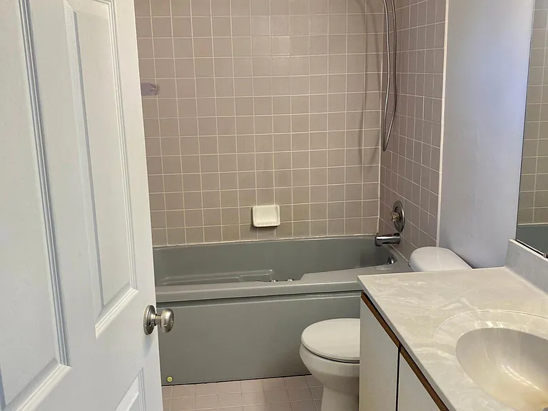 411 Lynetree Dr — Photo 13