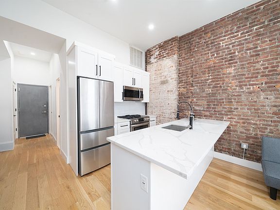 3rd image of 27 Corbin Ave APT 6
