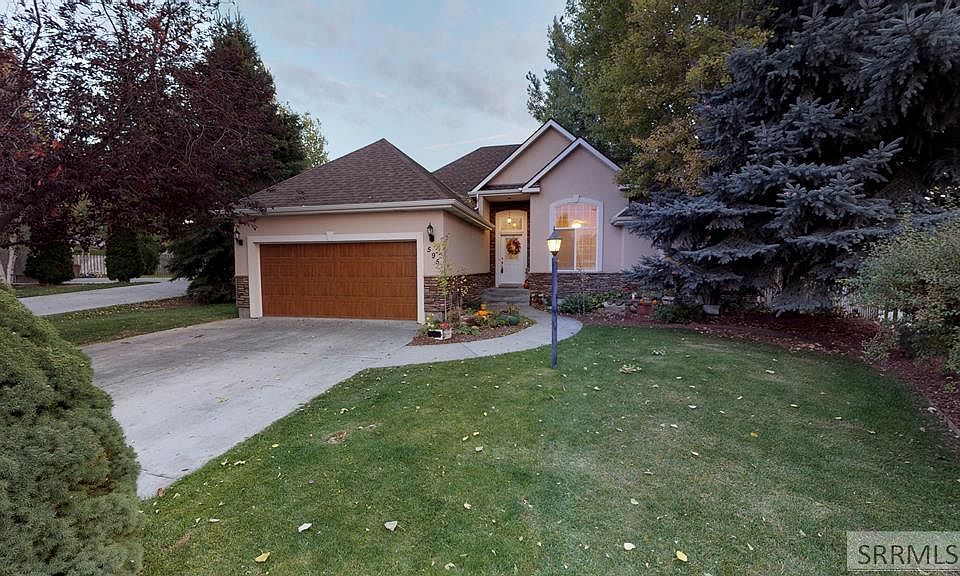 1st image of 595 Hickory Pl