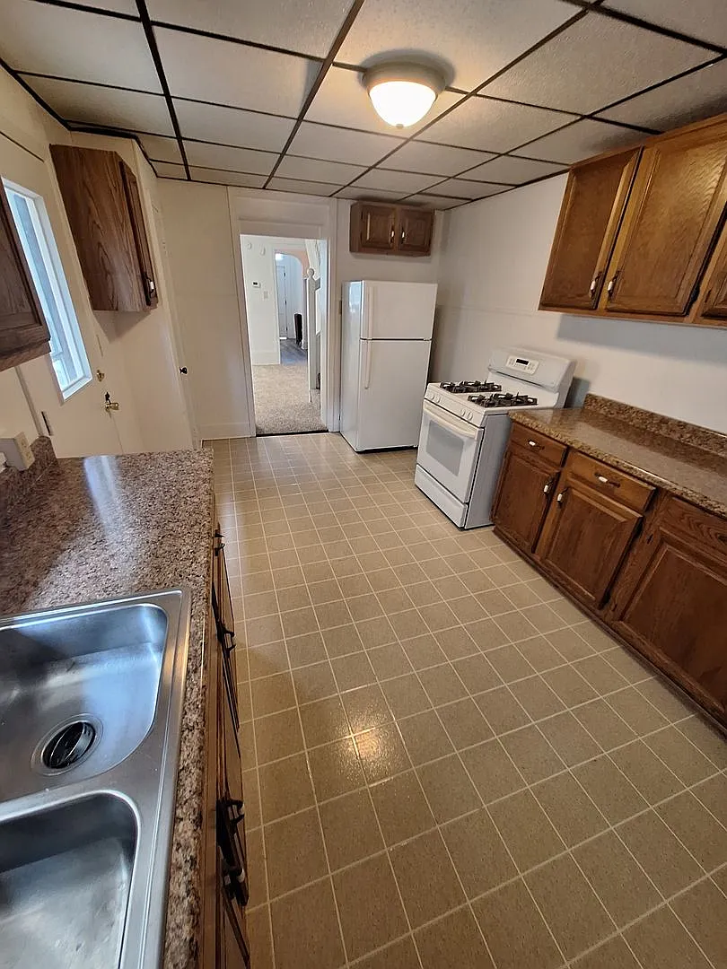 Two Bedroom House, Downtown Area - Move-In Special! Get $700 Off Your Second Month's Rent!! — Photo 2