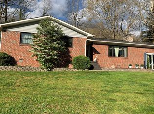 218 Kelly Ave, Mount Hope, WV 25880