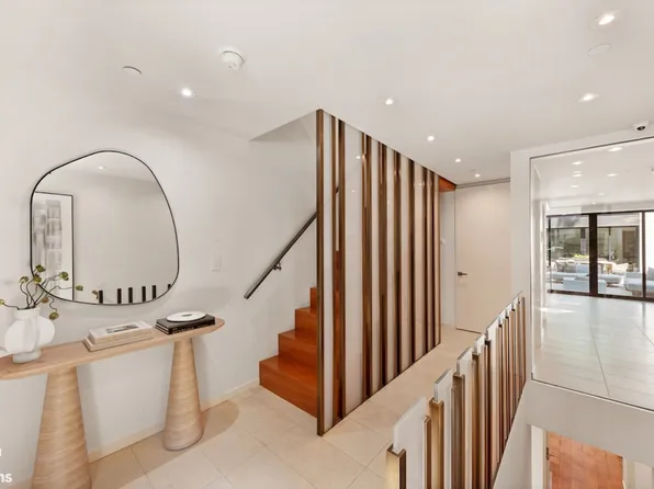 251 East 61st Street image 11 of 35