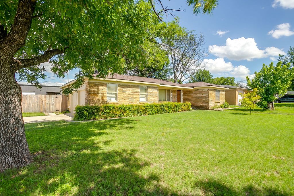 601 Perry Dr, White Settlement, TX - View 2