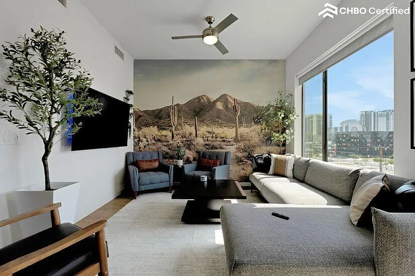 Upscale Furnished Downtown Condo — Photo 4