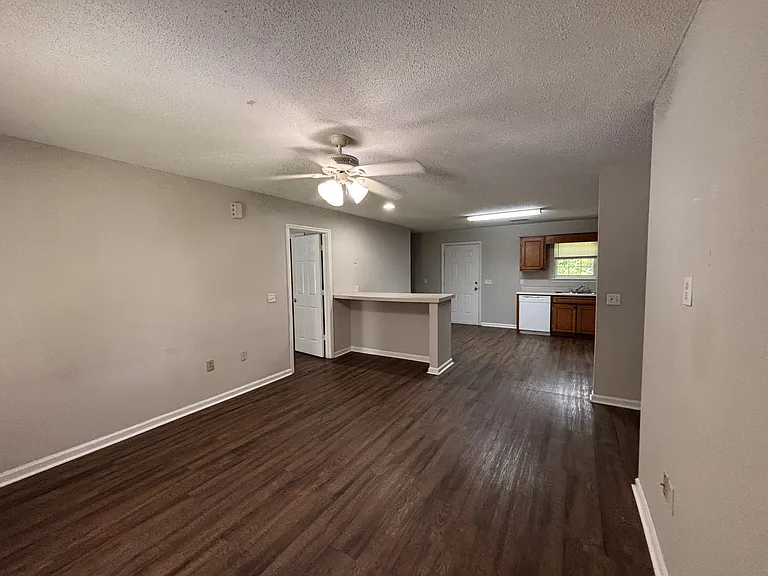 201 Maderia Ct — Photo 2
