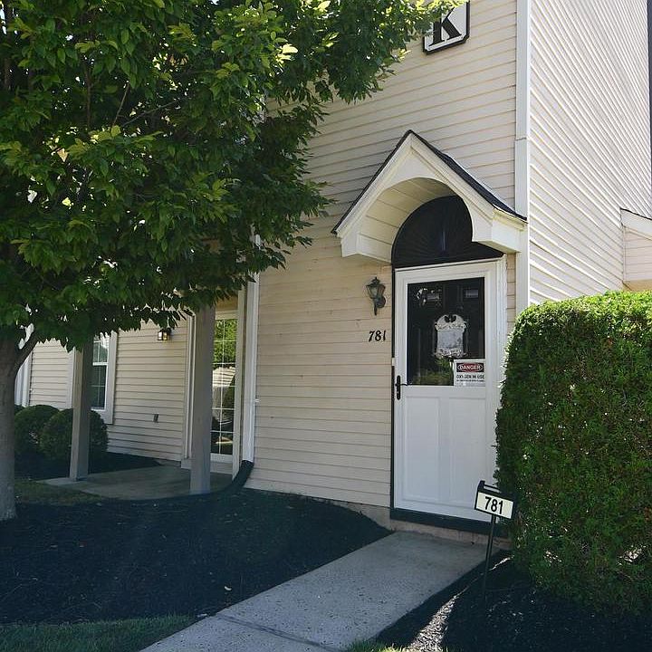 1st image of 781 E Parker St