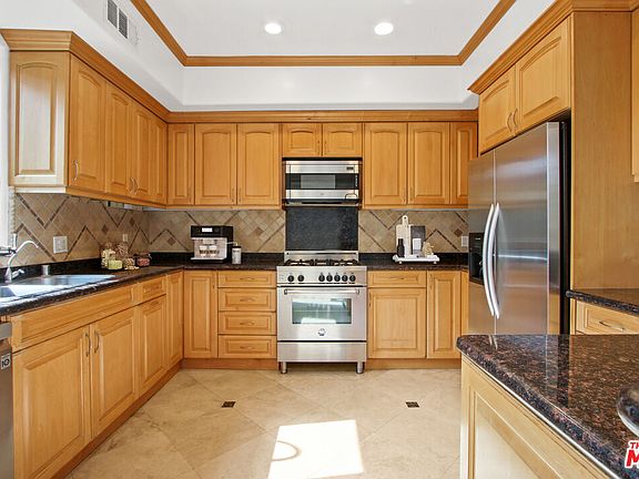 4th image of 2013 21st St Unit 105