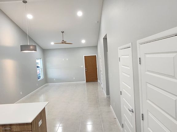 5th image of 607 Oriole St #608