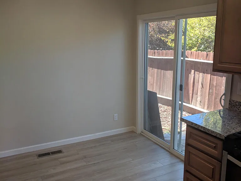 1925 Hackett Ave #1 — Photo 6