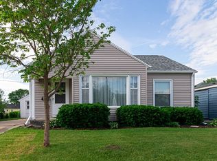 317 38th St NE, Cedar Rapids, IA 52402