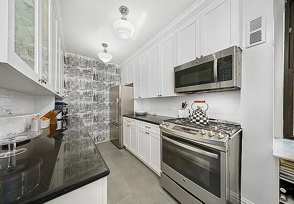 5th image of 119 W 71st St APT 2C