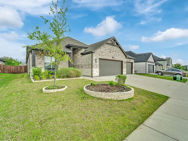 117 Community Dr — Photo 2