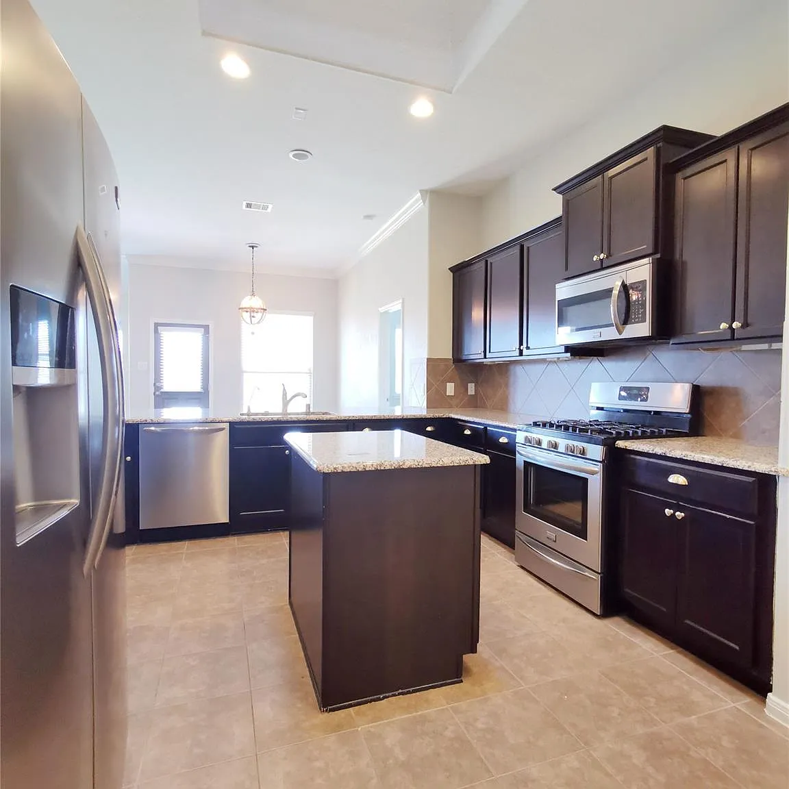 3 bed, 2.0 bath, 1836 sqft, $2,250 — Photo 4