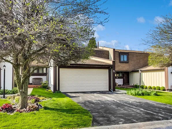 5 Cherrywood Ct, Indian Head Park, IL 60525
