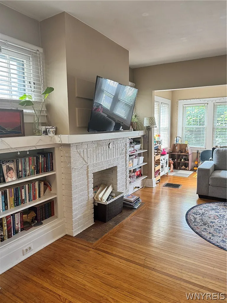 3 bed, 1.0 bath, 1193 sqft, $1,850 — Photo 2