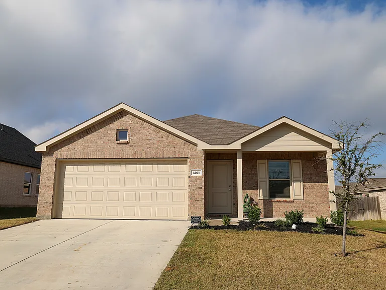 1361 Beach Dr — Photo 2