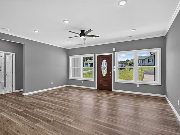 4th image of 223 Maple Dr