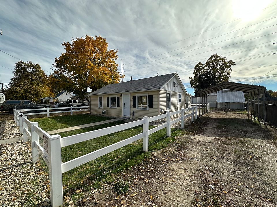 2BR/2BA Bedroom home with private driveway and carport in Star, ID