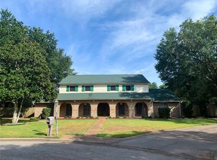 12 Colony Dr, Angleton, TX 77515