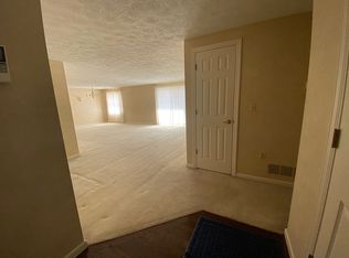 2850 Edgecliff Rd APT 27, Lower Burrell, PA 15068