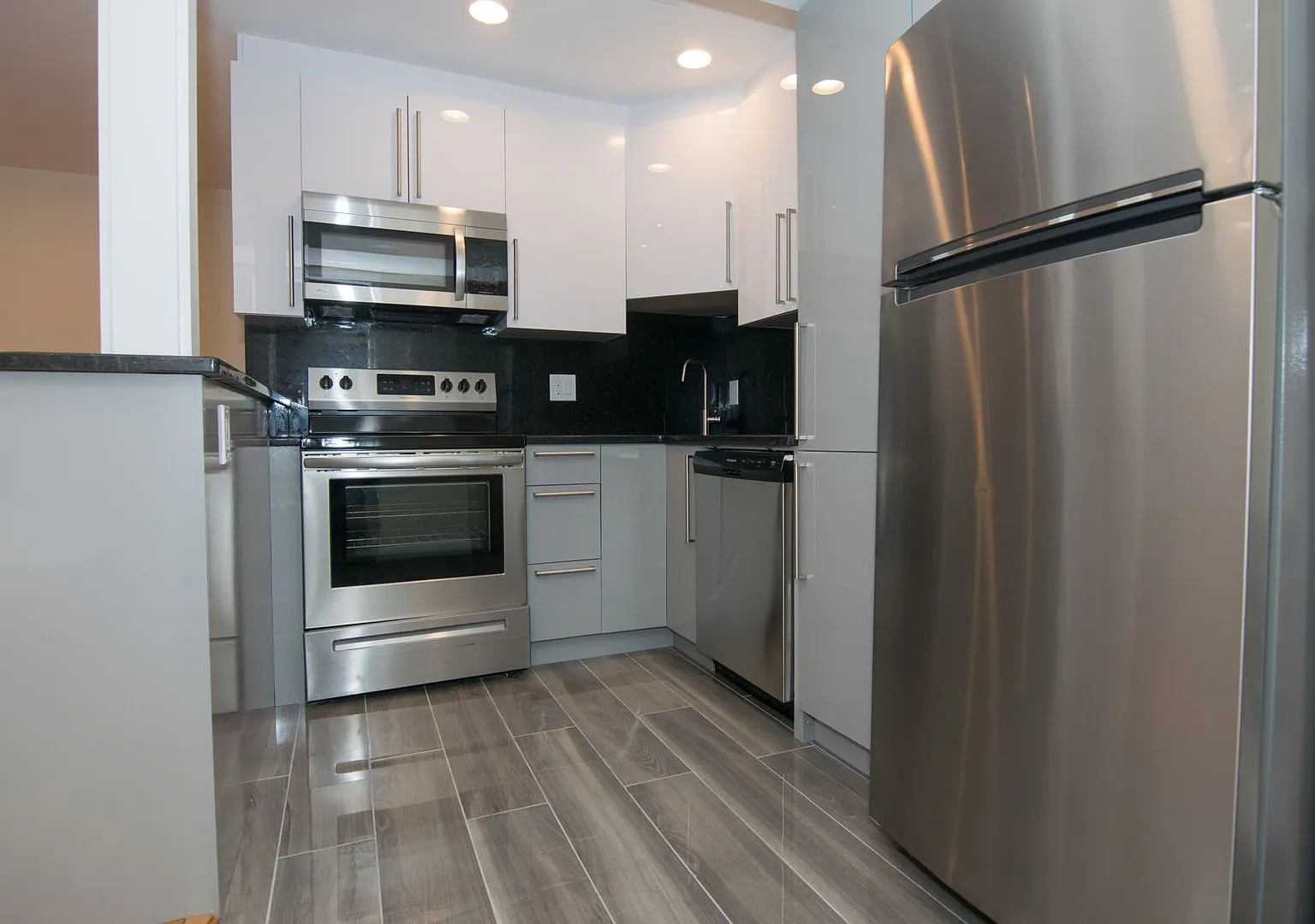 Nicely renovated 3 bed unit in Brookline — Photo 3