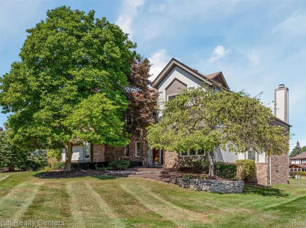 39345 Plumbrook Dr, Farmington Hills, MI 48331