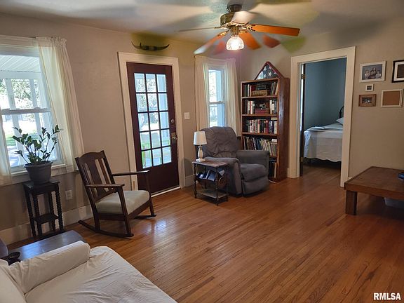 5th image of 211 Tyler St