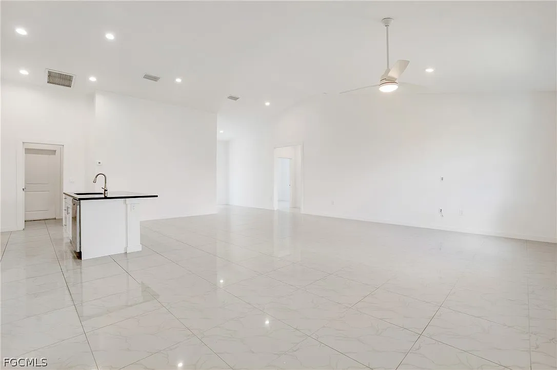 3 bed, 2.0 bath, 1970 sqft, $2,000 — Photo 3