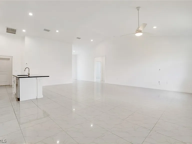 2725 SW Embers Ter — Photo 3