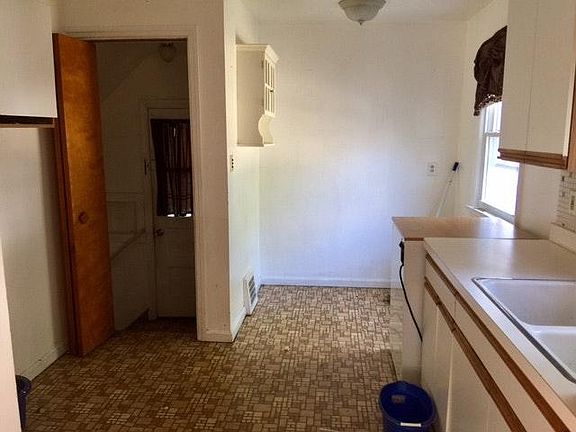 5th image of 4879 Oakland Dr