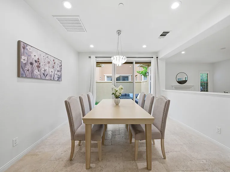 37 Roycroft — Photo 19