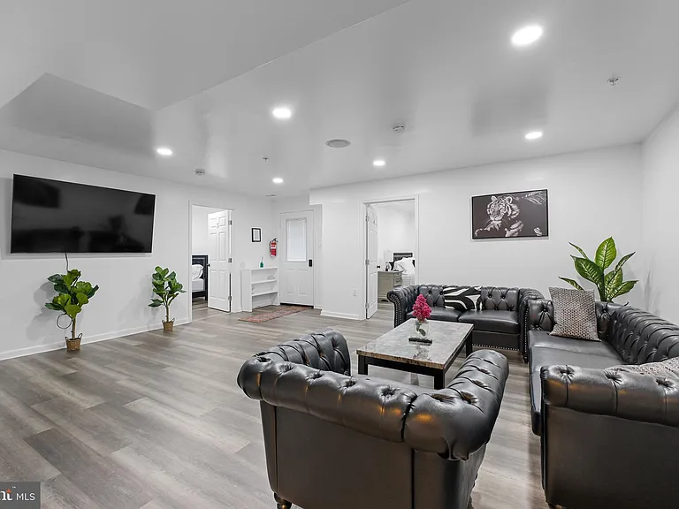 11810 Tregiovo Pl — Photo 22