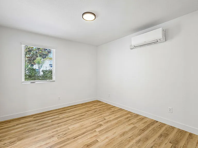 The Crest |NEWLY Renovated Studios, Lofts, 1, 2 & 3 Bedroom Homes Near the Beach — Photo 56